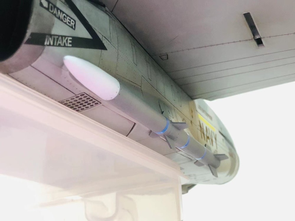 Custom 1:18 AIM-120 AMRAAM for BBI Elite Force F-18C painted finish product