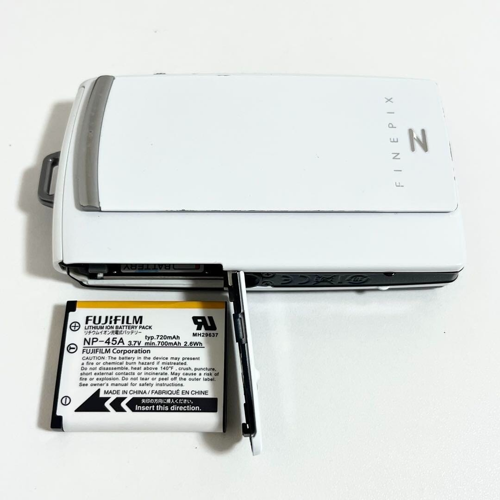 Fujifilm FinePix Z1000EXR 16MP Digital Camera in White Japan Import