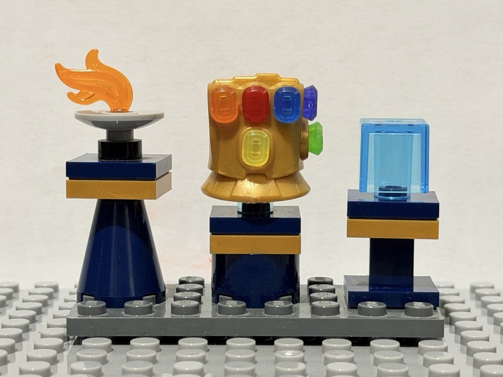 100% LEGO  Thor Minifigure Hammer, Infinity Gauntlet, Tesseract, Eternal fire