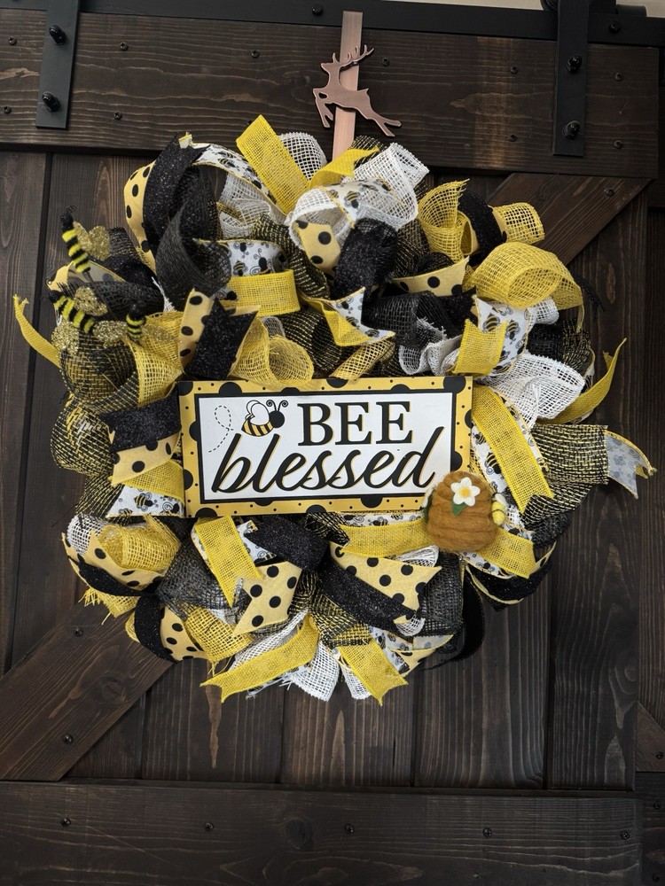 Seasonal Holiday Wreath for Festive Home Decor-image