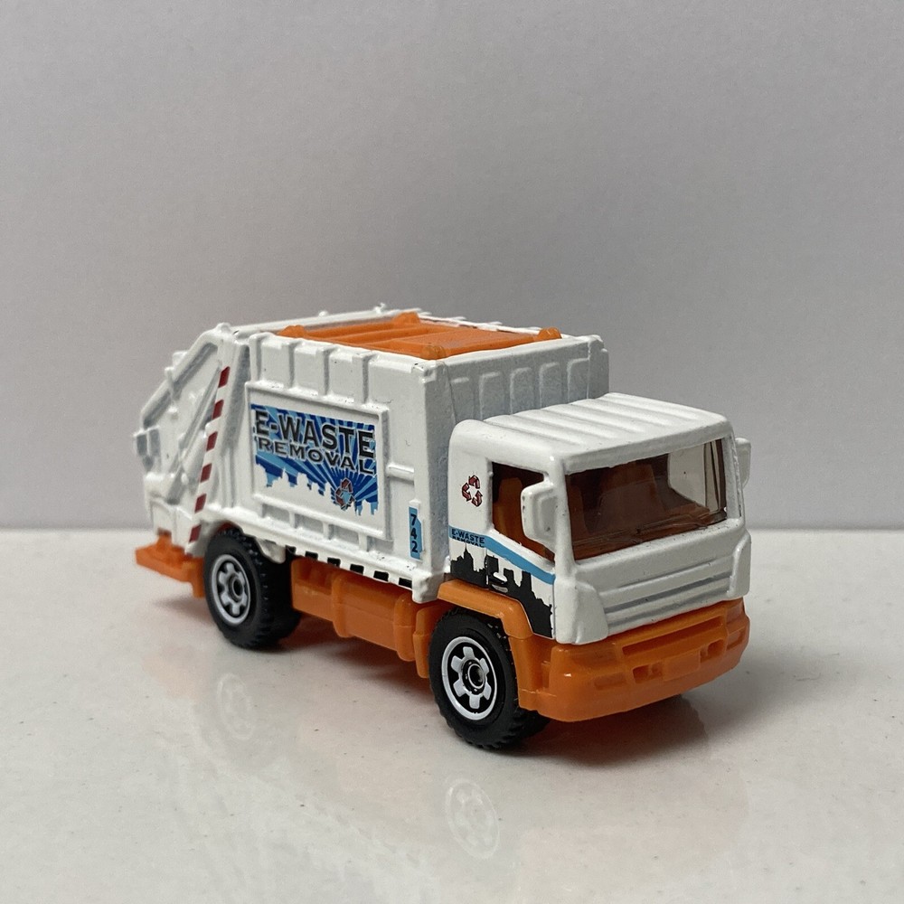 2011 Matchbox City Lift White 2008 Trash Garbage Truck E-Waste Removal