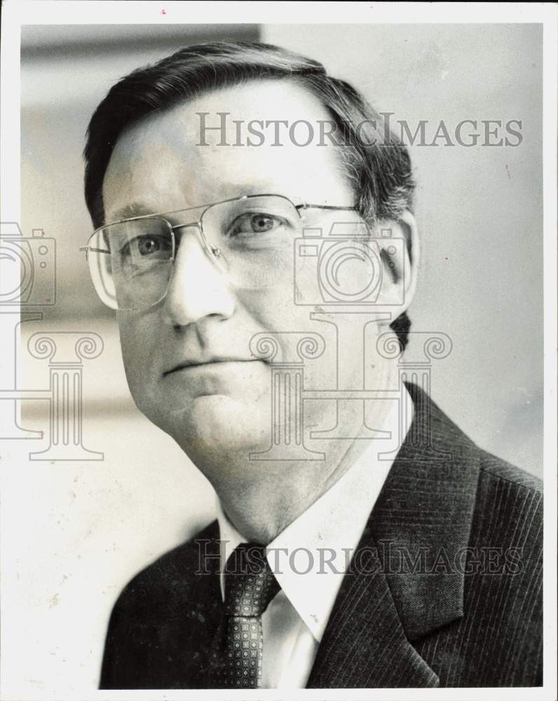 1989 Press Photo Alan MacDonald in his office at 250 Boyleston Street, Boston