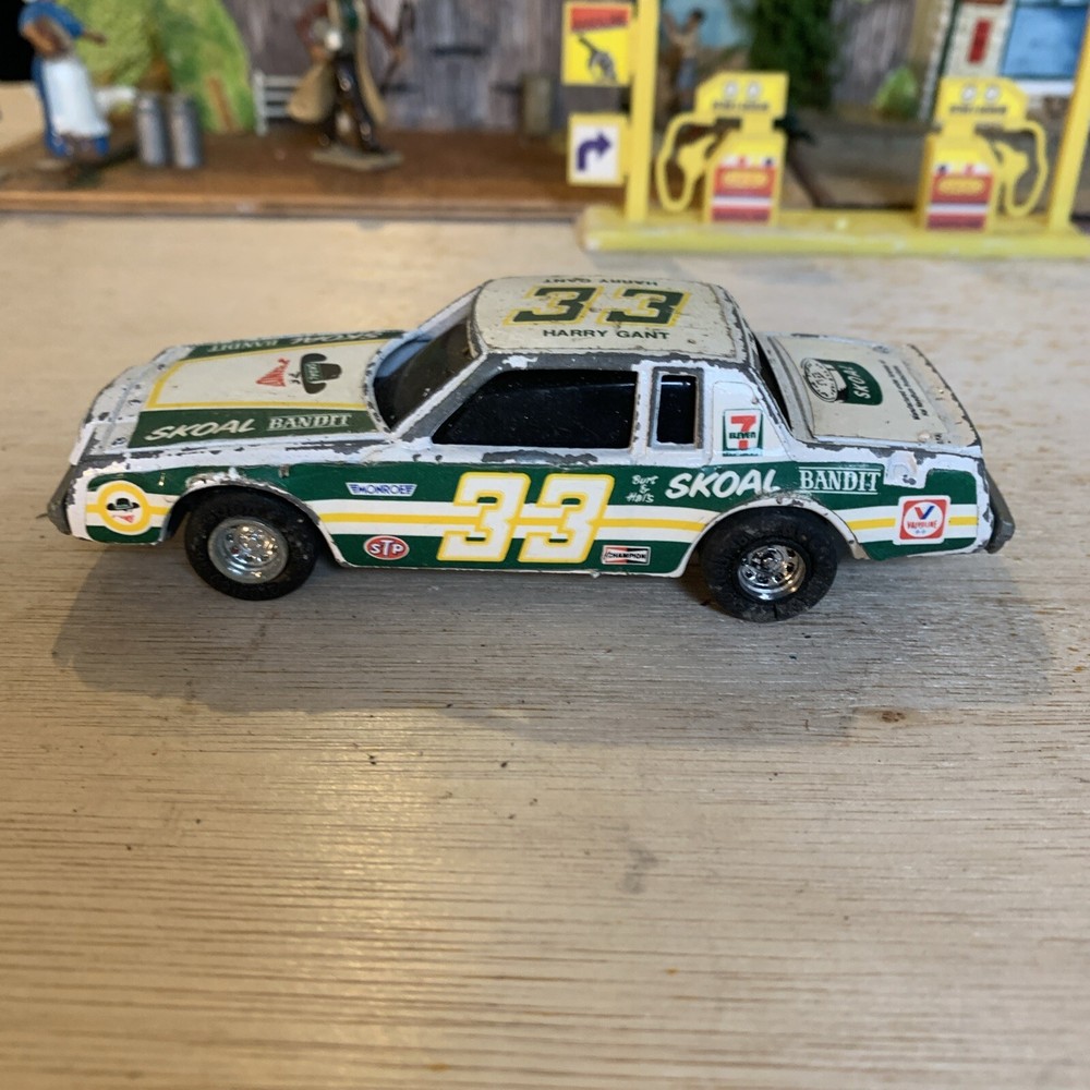 RARE-VINTAGE- HARRY GANT #33 SKOAL BANDIT 1982 BUICK REGAL ERTL 1/43 PULLBACK