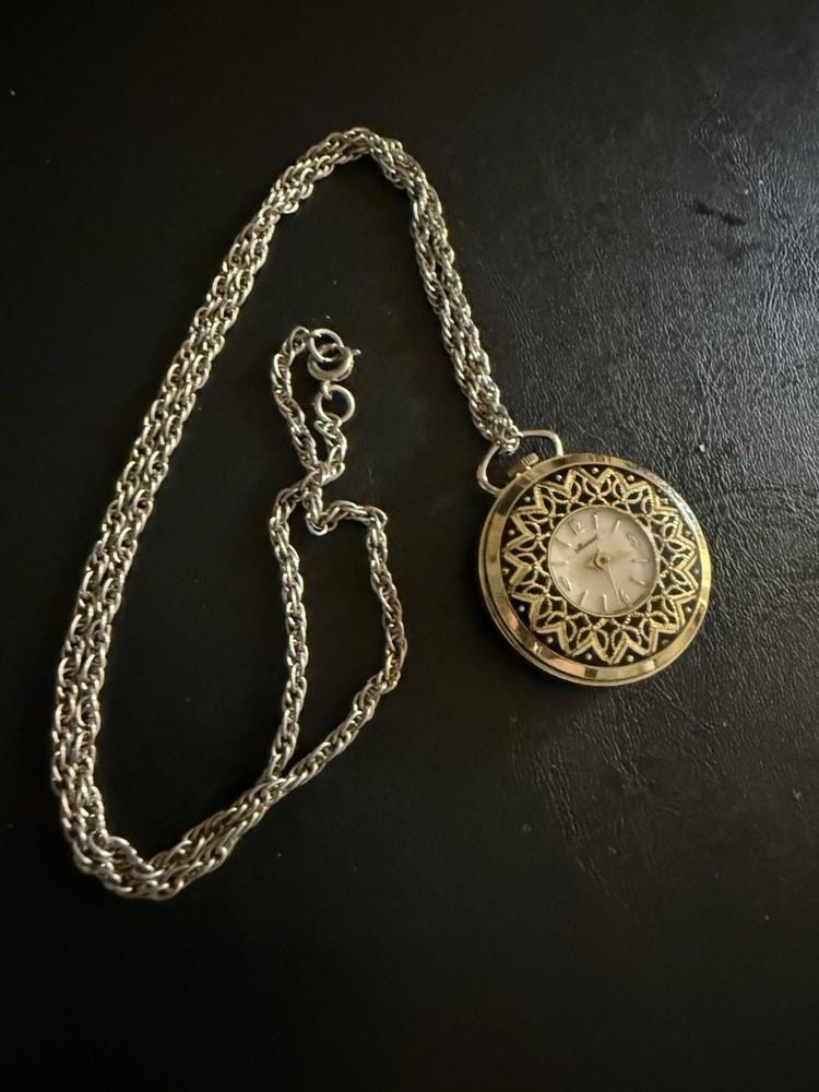 Vintage Gold Tone Locket Necklace With chain