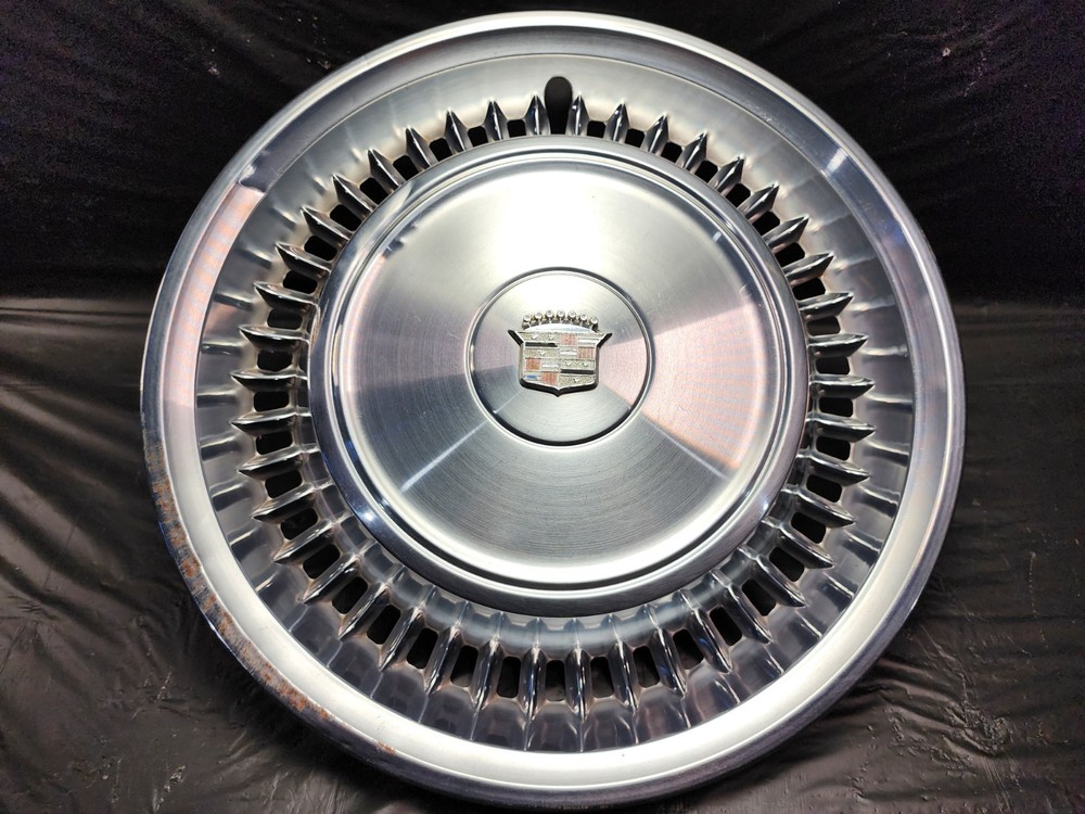 1971 1972 (1) Original CADILLAC DeVille Fleetwood Wheel Cover Hubcap OEM Caddy
