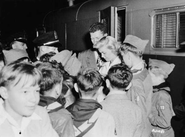 Actress And Singer Doris Day Surrounded By Members Of The Doris Da - Old Photo-image