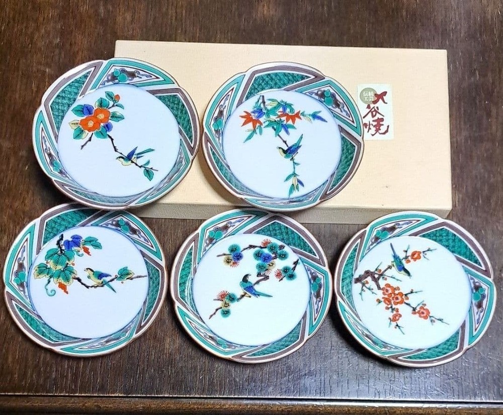 Y0121 Kutani ware Kutani ware with different pictures size 3 and 4 plates set bi