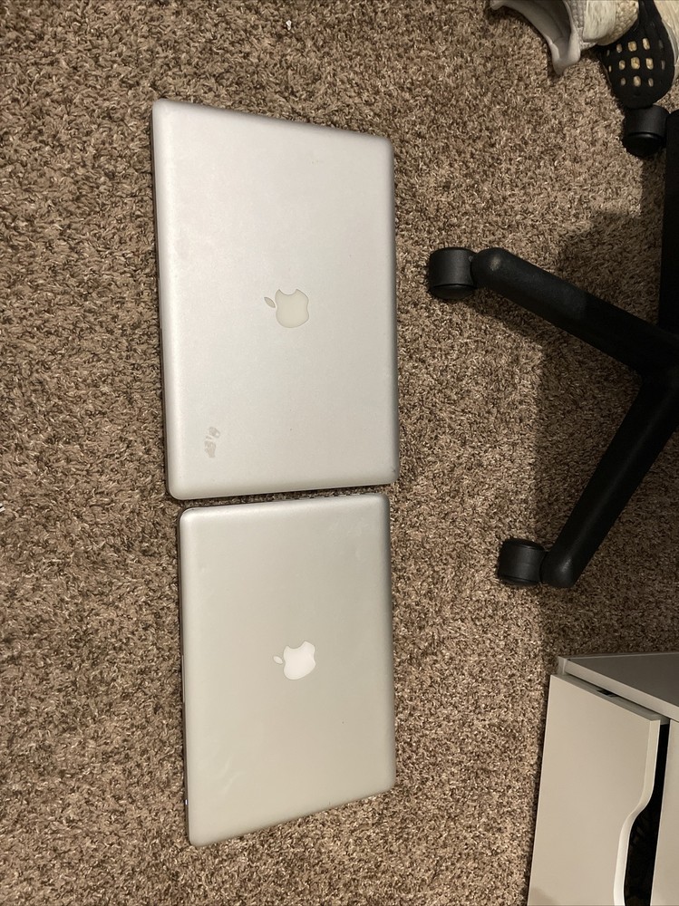 2 Macbooks FOR PARTS READ