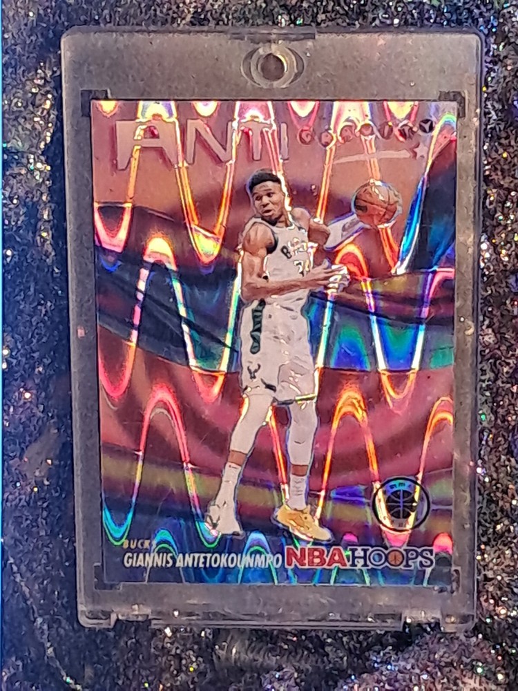 2023-24 Panini Hoops Premium Stock Giannis Antetokounmpo Anti-Gravity Wave Prizm