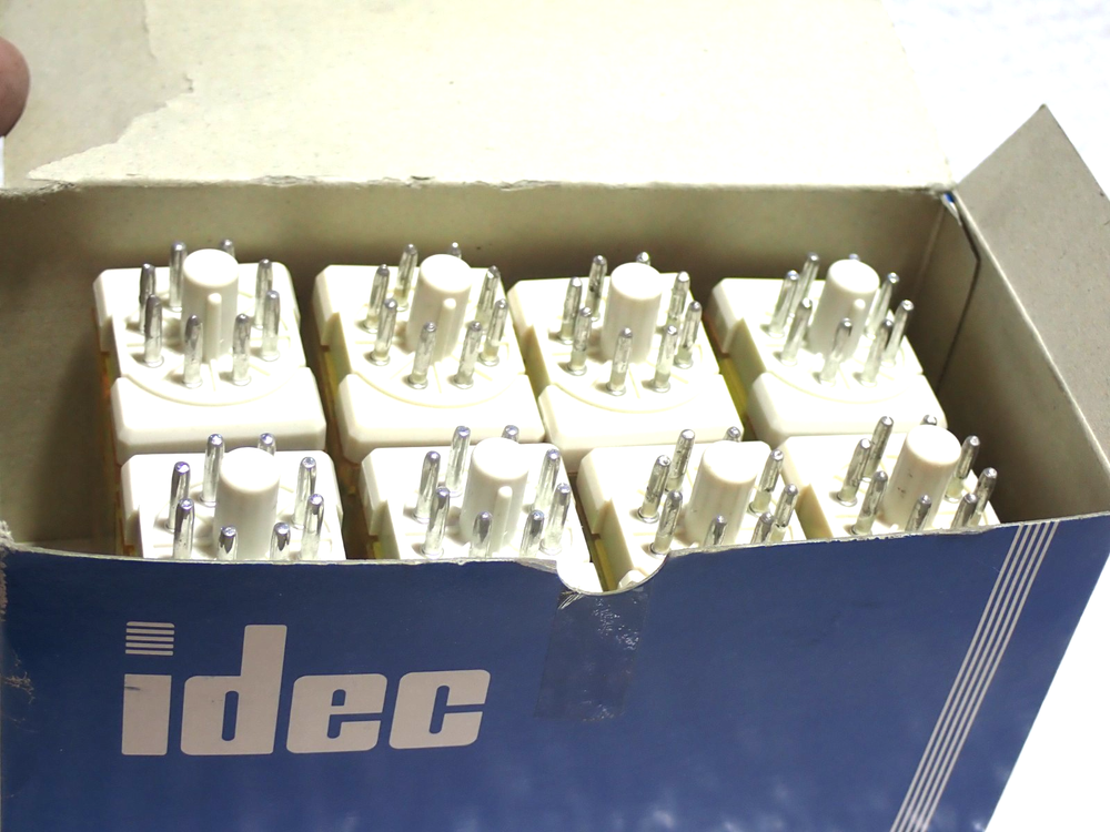 RR2P-UL IDEC RELAY AC24V 8 PACK NEW