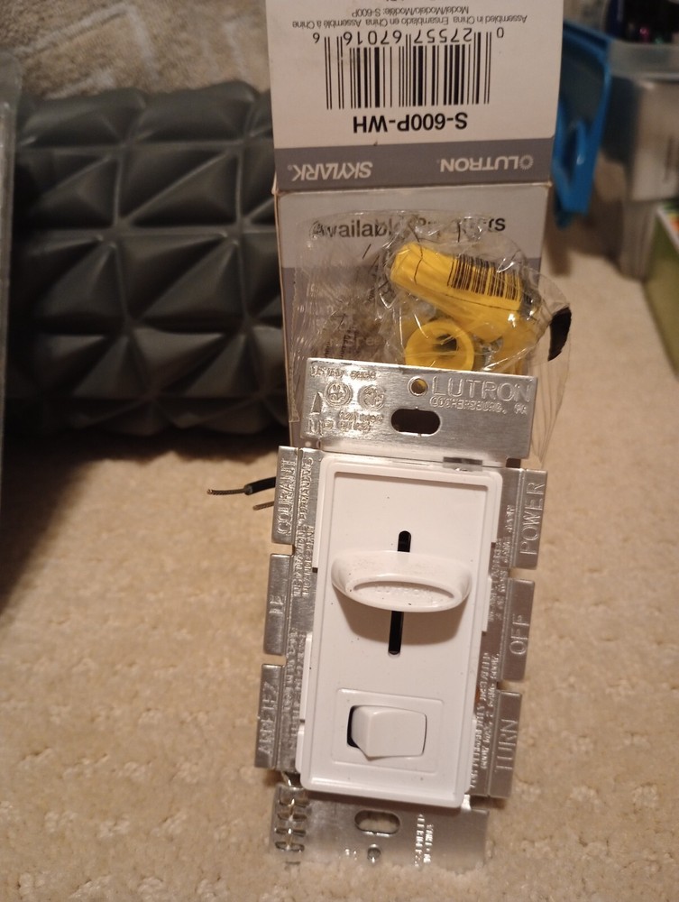 Lutron Skylark Dimmer for Halogen and Incandescent Bulbs, Single-Pole, S-600P-WH