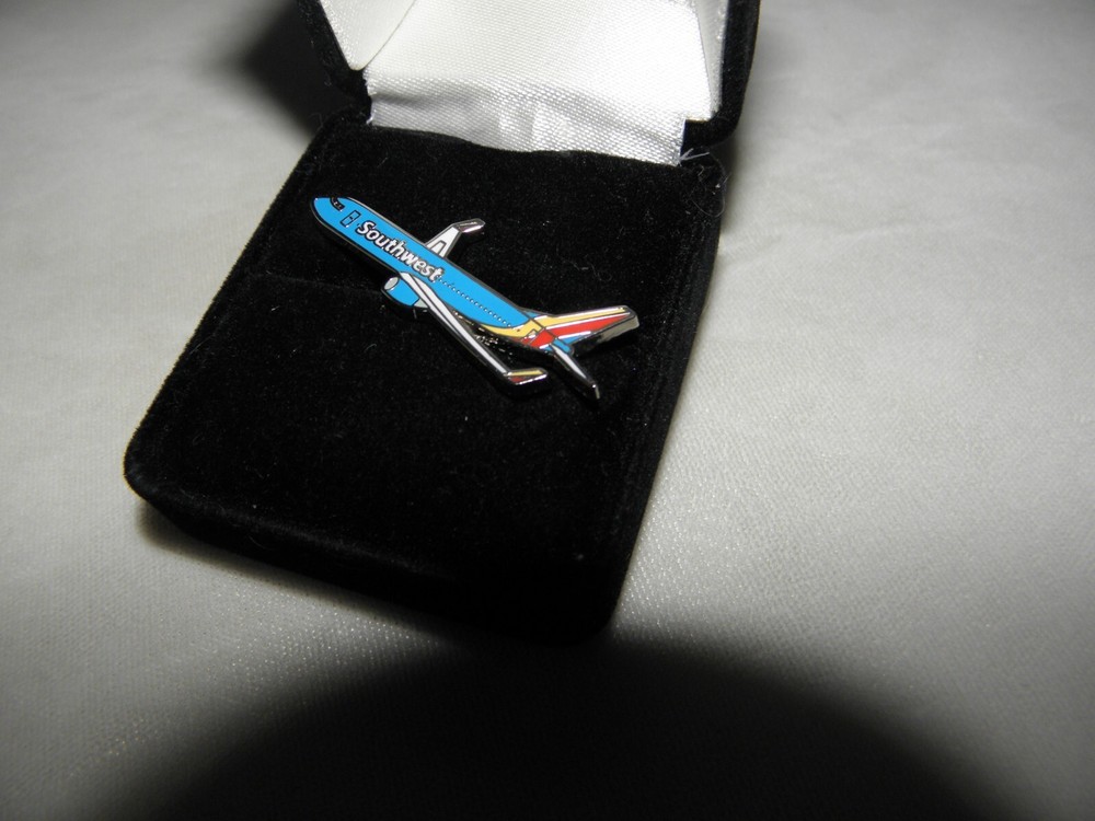 SOUTHWEST AIRLINES 737 AIRPLANE LAPEL TACK PIN AIRPLANE PILOT COLLECTOR GIFT NEW