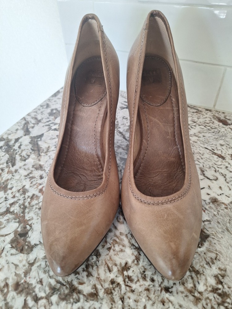 FRYE Tan Leather heel shoes size 10M