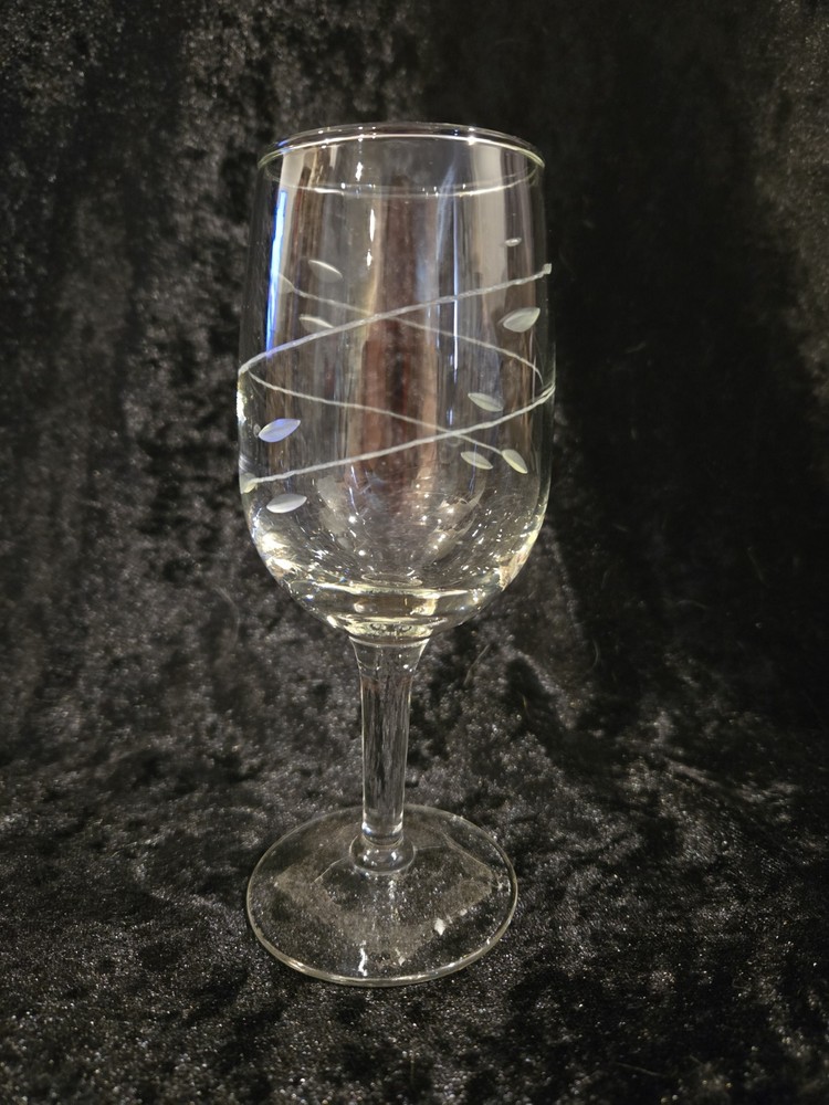 Libbey Interlude Smooth Stem Wine Glass for Elegant Dining