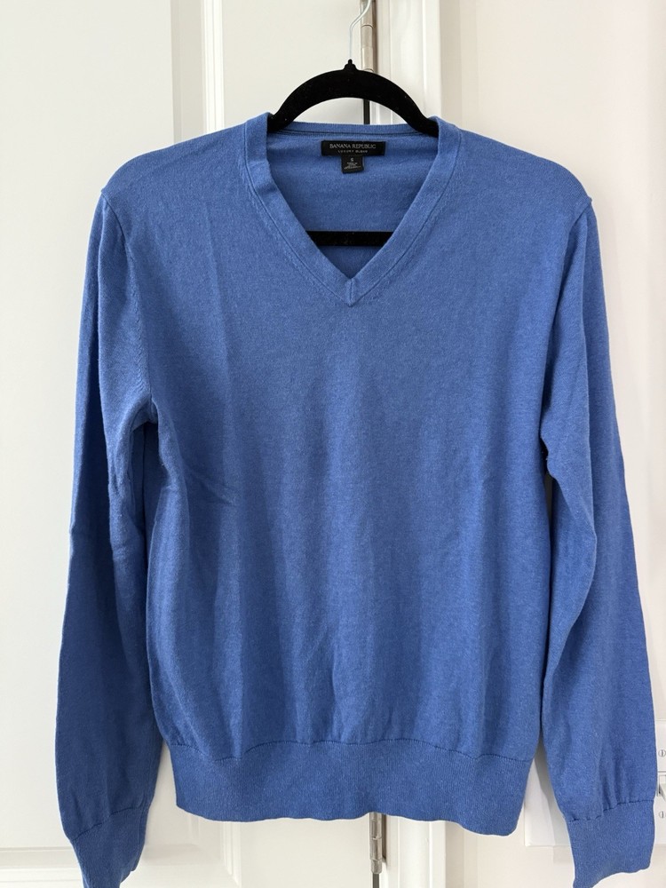 Banana Republic Luxury Blend V-Neck Sweater Men’s Sz. Small. Cashmere Blend.Gorgeous Color!