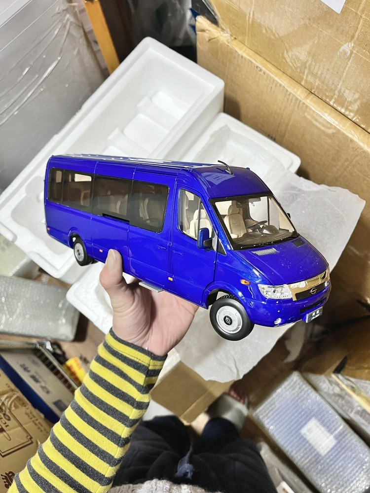 1:24 Scale Yangtze V8100 Passenger Version Diecast Model Car