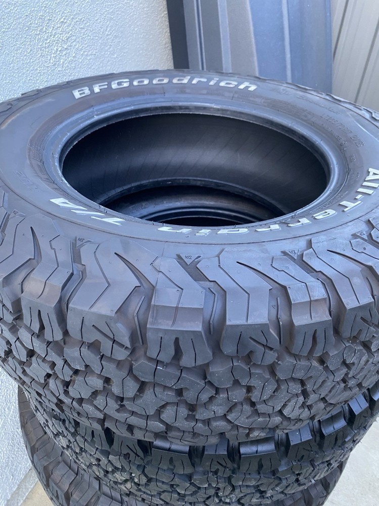 BF Goodrich K02 265 70x17 Fairly New Tire (Only 500 Miles Driven On It)