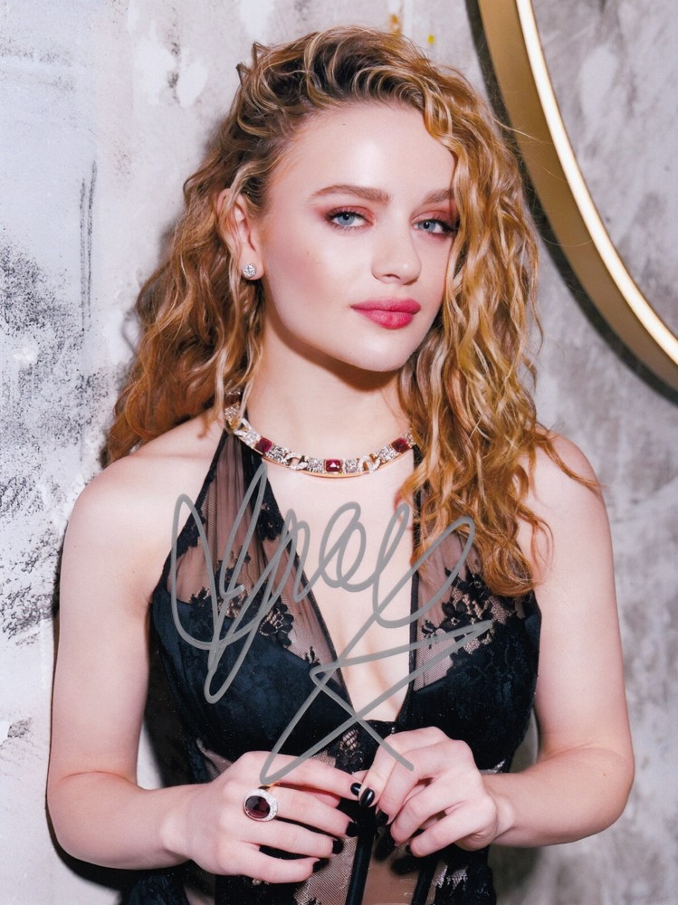 Joey King Signed Auto 8 x 10  Photograph