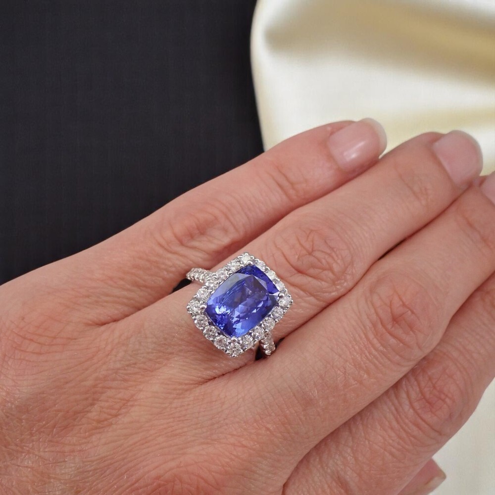 Engagement Ring 18K Gold Cushion Cut Natural Diamond 6.16 Ct Lab Grown Tanzanite