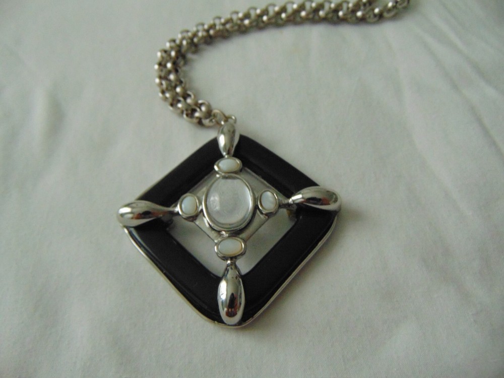 Vintage Whiting & Davis Art Deco black enamel MOP Lucite necklace
