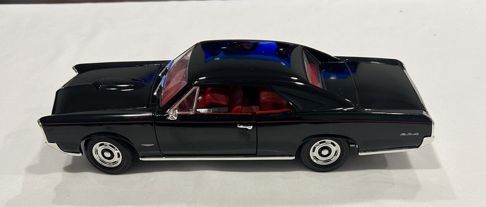 ERTL - AMERICAN MUSCLE - 1966 PONTIAC GTO (RED LINE TIRES) - 1/18 DIECAST