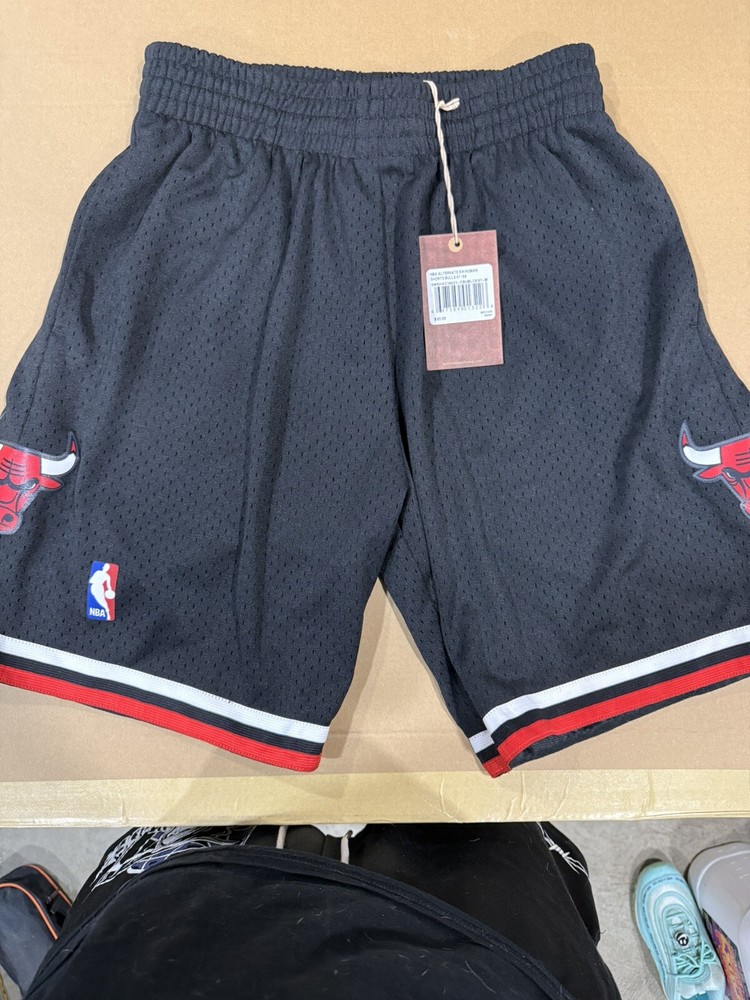 Mens Mitchell & Ness NBA Alternate Swingman Shorts Chicago Bulls 97-98 SIZE Med