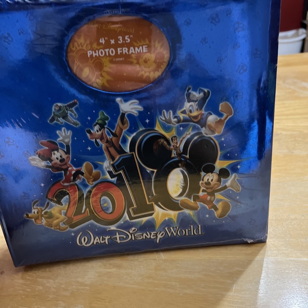 NOS Walt Disney World 2010 Photo Album Souvenir 200 4x6 Photos Holigraphic