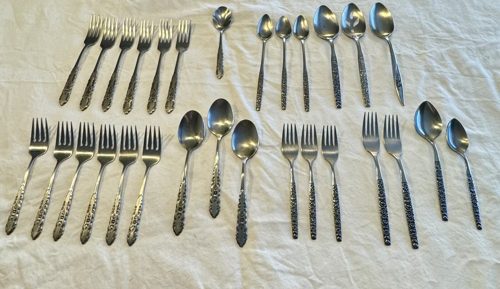 29 Pc Mixed Lot FLOWERS Oneida FLORAL BOUQUET Wm Rogers MALIBU - Read! Eclectic