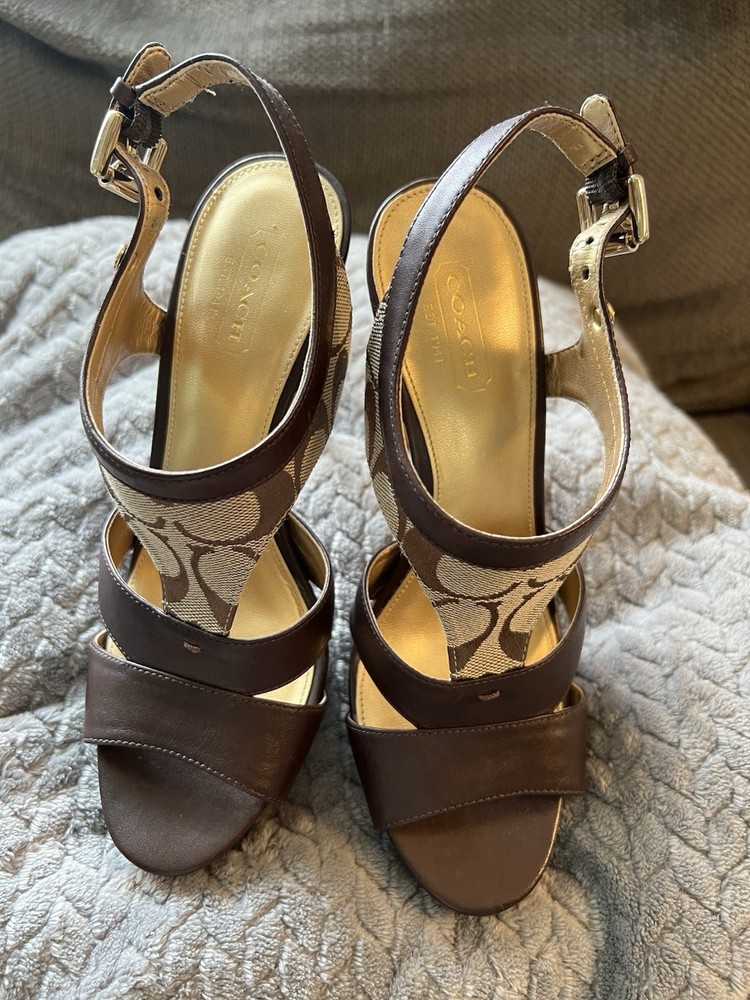 COACH SIZE 7M PUMPS. LIGHT WEAR. MINT CONDITION, NO FLAWS.