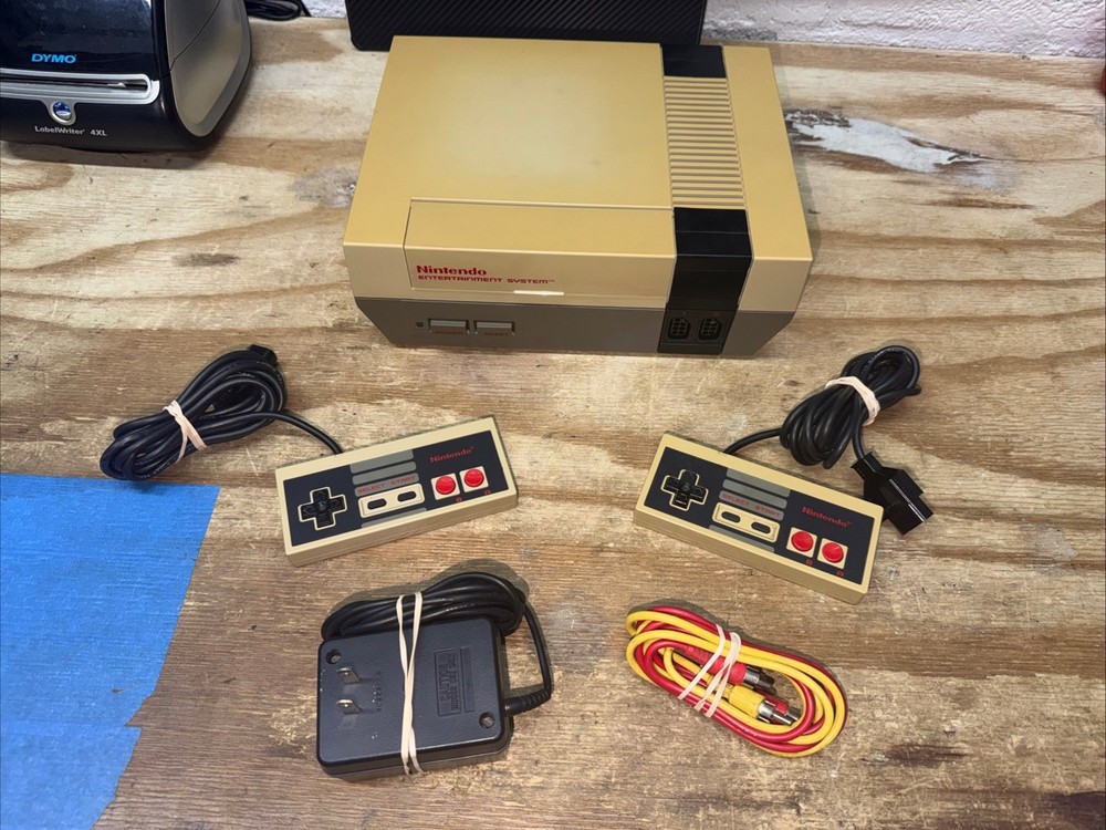 Nintendo Entertainment System Console System NES w/ 2 Controllers Cords Tested