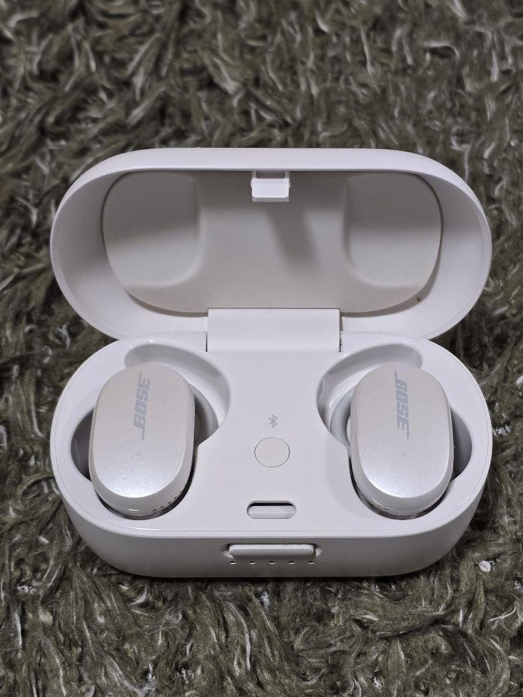 Bose QuietComfort Wireless Noise-Canceling Earbuds in White