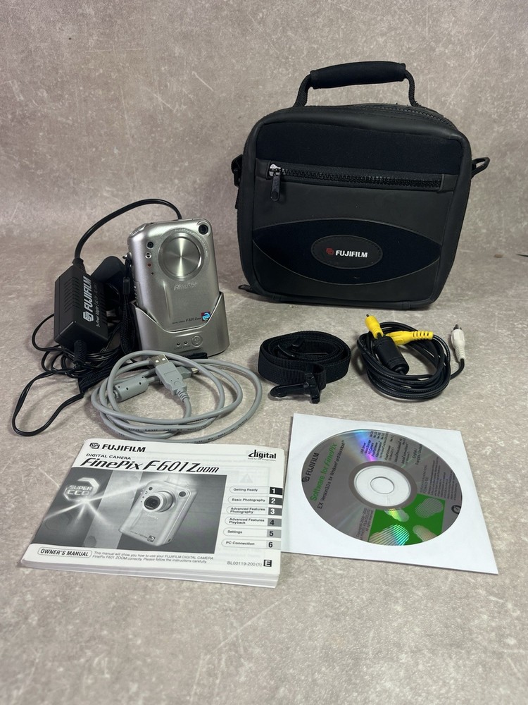 Fujifilm FinePix F601 Zoom 3.1MP Digital Camera Silver with Bag