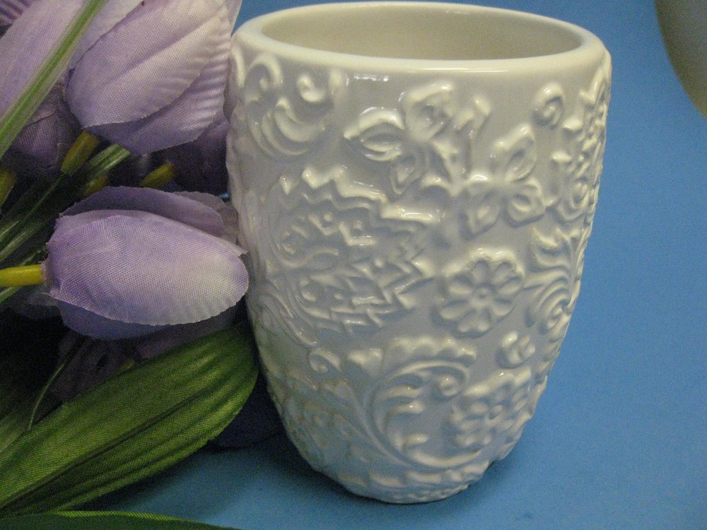 MIND on DESIGN WHITE EMBOSSED FLORAL CUP TUMBLER Pencil Holder BATH ACCESSORIES