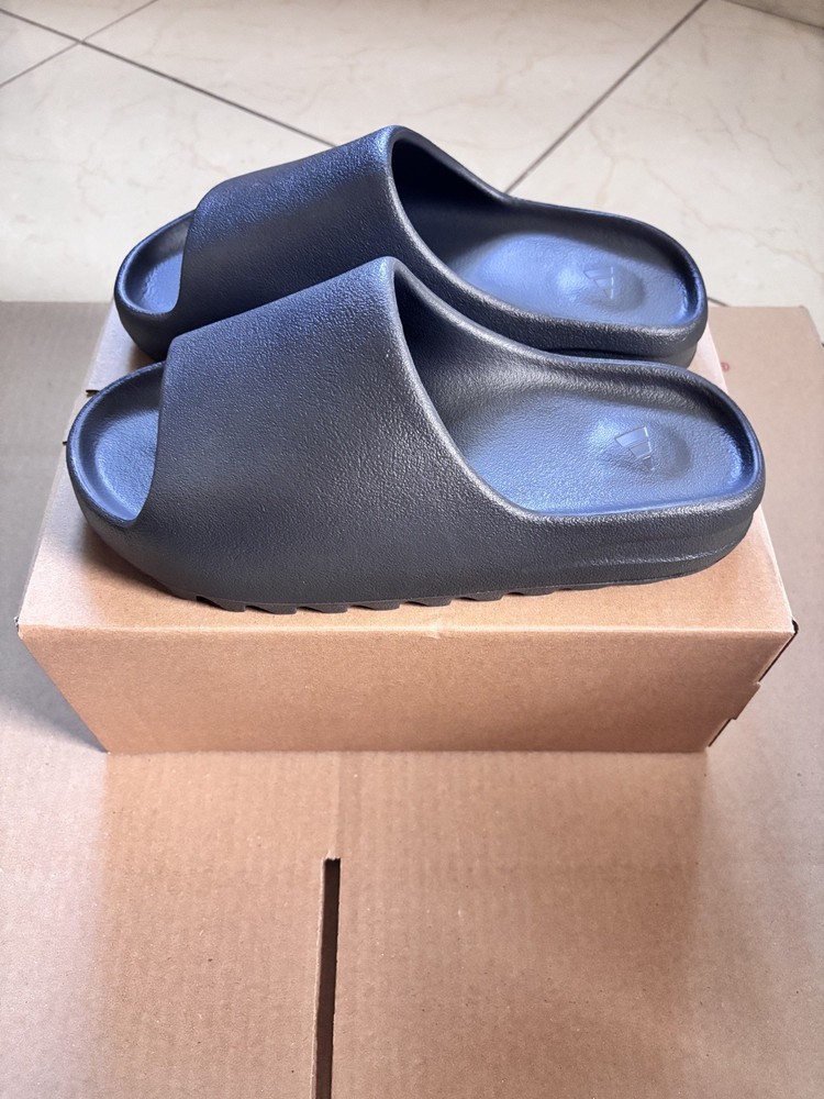 Adidas Yeezy Slide Onyx Size 9 NEW WITH BOX  (HQ6448)