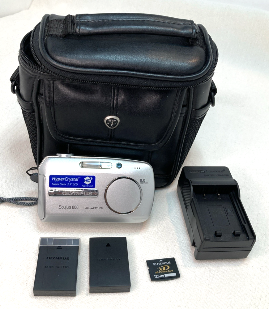 Olympus Camera Stylus 800 Digital 8.0MP Silver 2 batt. + charger +Case + XD card