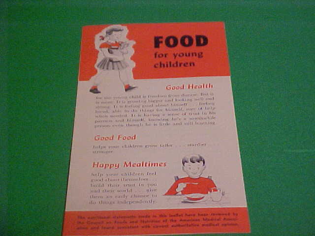 1961 FOOD FOR YOUNG CHILDREN BOOKLET WITH VINTAGE PERIOD ILLUSTRATION ART