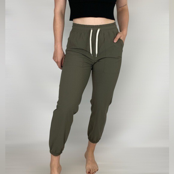 VUORI Miles Jogger in Oregano Ultralight Stretch Yoga Hiking Workout Drawstring