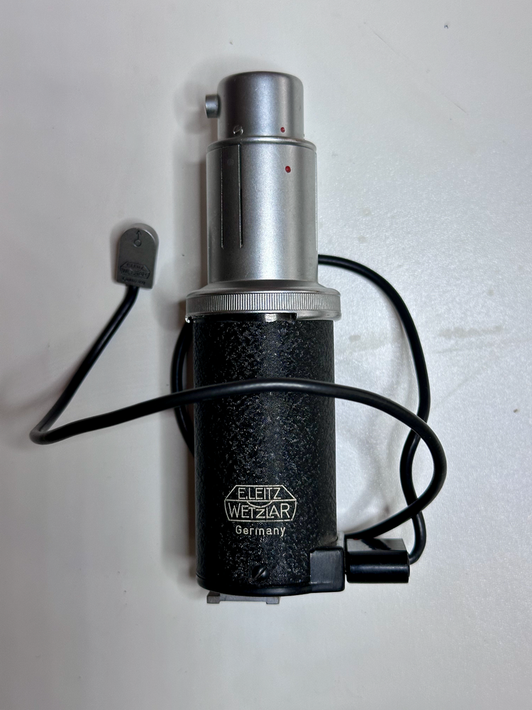 Leica Leitz CEYOO Synchroblitzer flash bulb unit w/ cord. Untested.