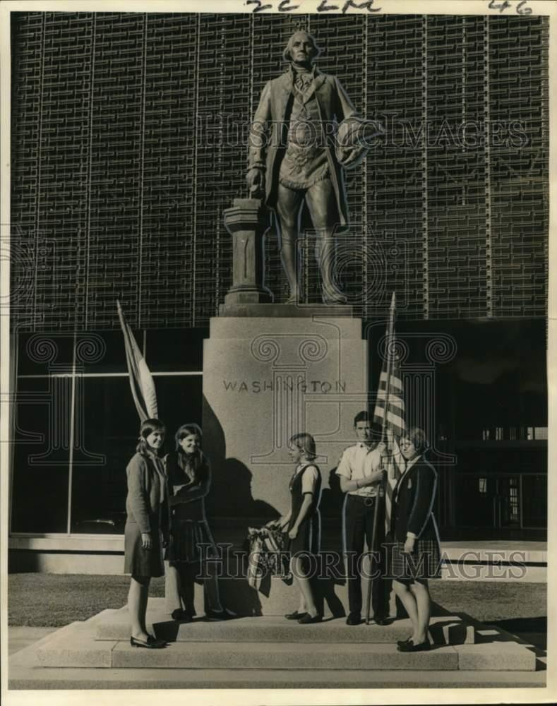 1967 Press Photo Bienville Society of Children of American Revolution at Statue