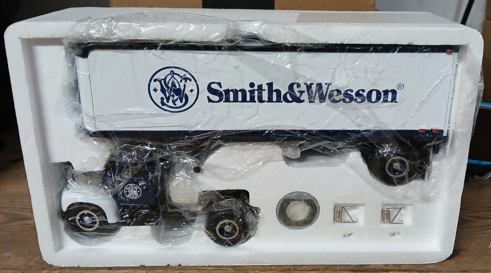 First Gear 1960 Model B-61 Mack Tractor Trailer Smith & Wesson (0097)
