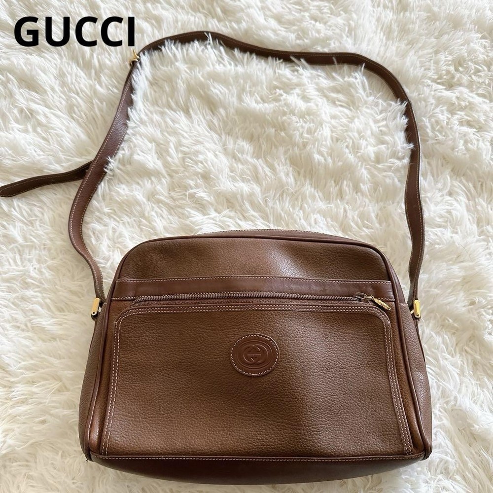 Vintage GUCCI shoulder bag with iconic logo crest