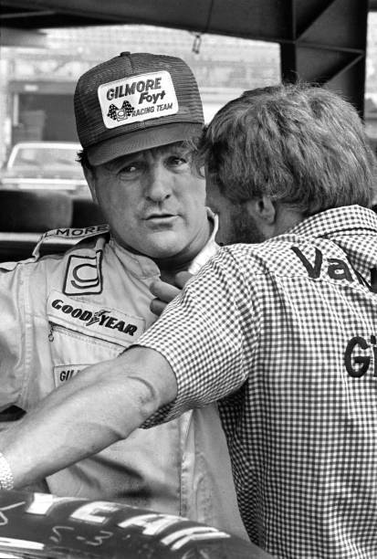 Aj Foyt Talks With A Member Of His Racing Crew In The Daytona 1981 OLD PHOTO-image