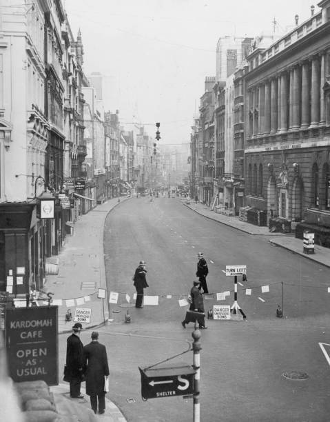 As An Unexploded Bomb Is Dealt With In Londons Fleet Street 1941 Old Photo