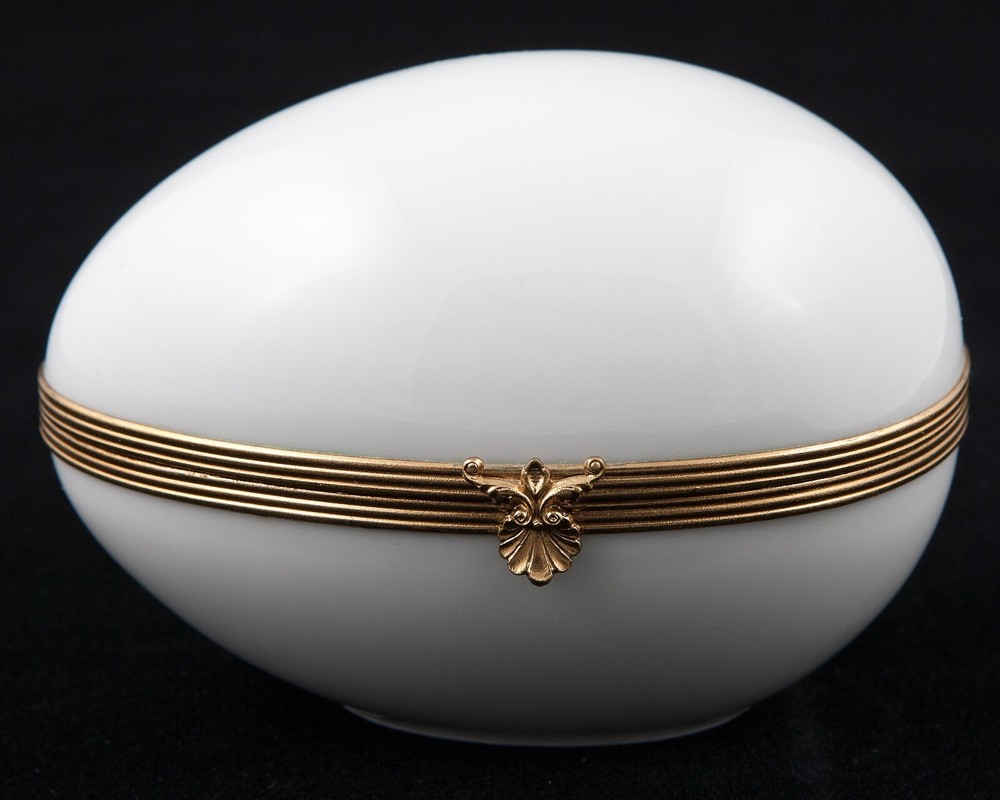Limoges Porcelain Egg hinged Jewelry Box Smooth Glossy White Surface w/gold trim
