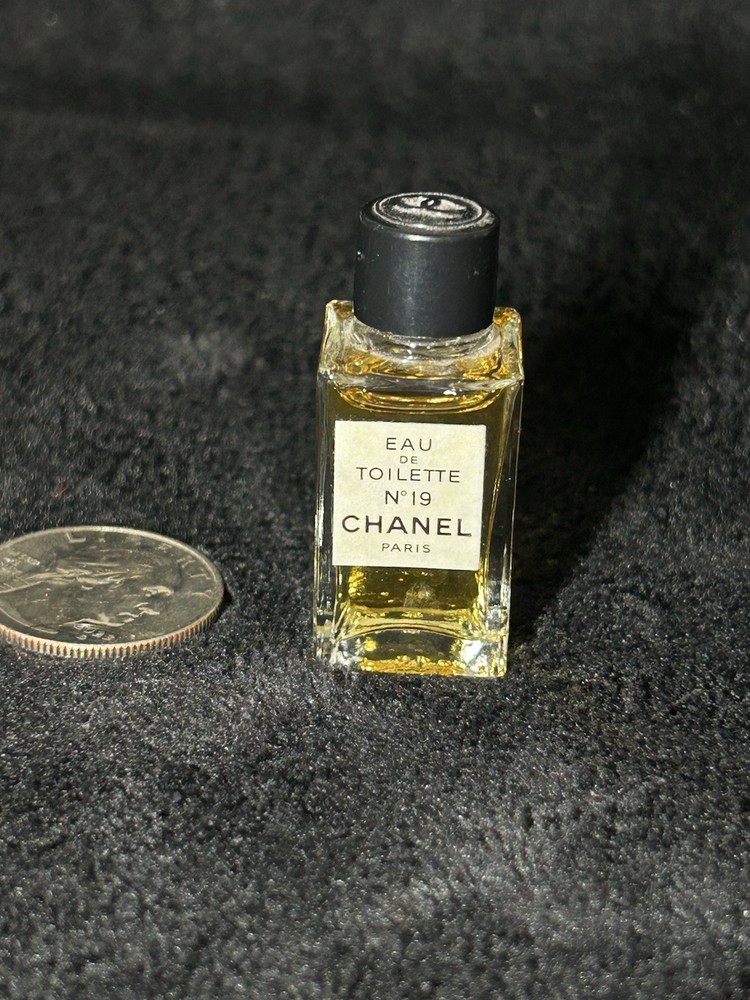 Vintage 90s Chanel No. 19 Mini Eau de Toilette Echantillon Splash, Rare