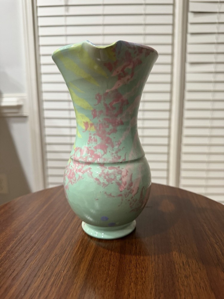 Elegant Smooth Vase With Vibrant Colors! Great For Home Decor!