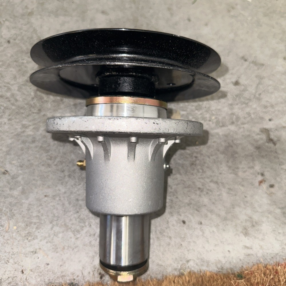 (1) Spindle Assembly w/ Pulley for Exmark Lazer Z Mowers 52