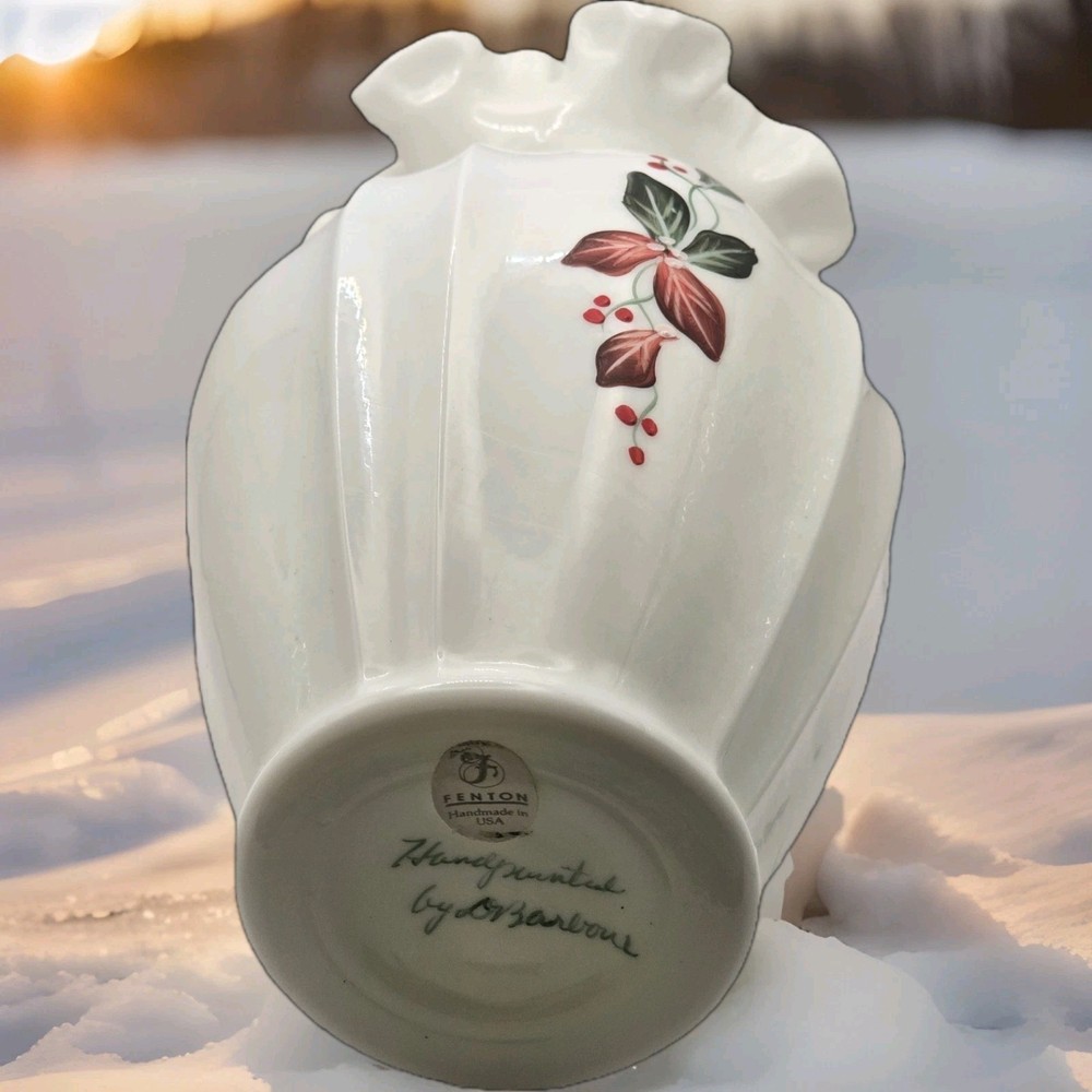 FENTON GLASS CHRISTMAS VASE W RUFFLED TOP Milk Glass 7