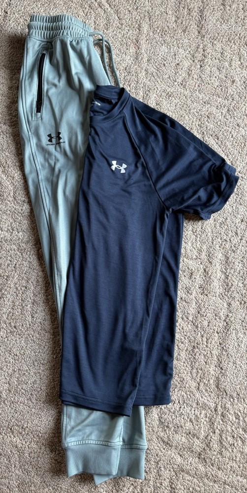 Men's Under Armour Sweatpant and Dry Fit Short Sleeve Shirt Size Small Lot of 2