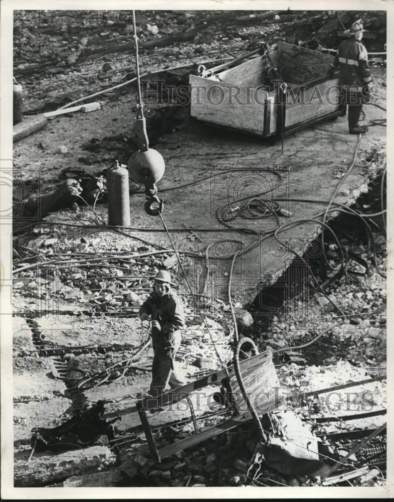 1973 Crane Lifting Heavy Rubble From Industrial Tank - Historical Press Photo SIA30545